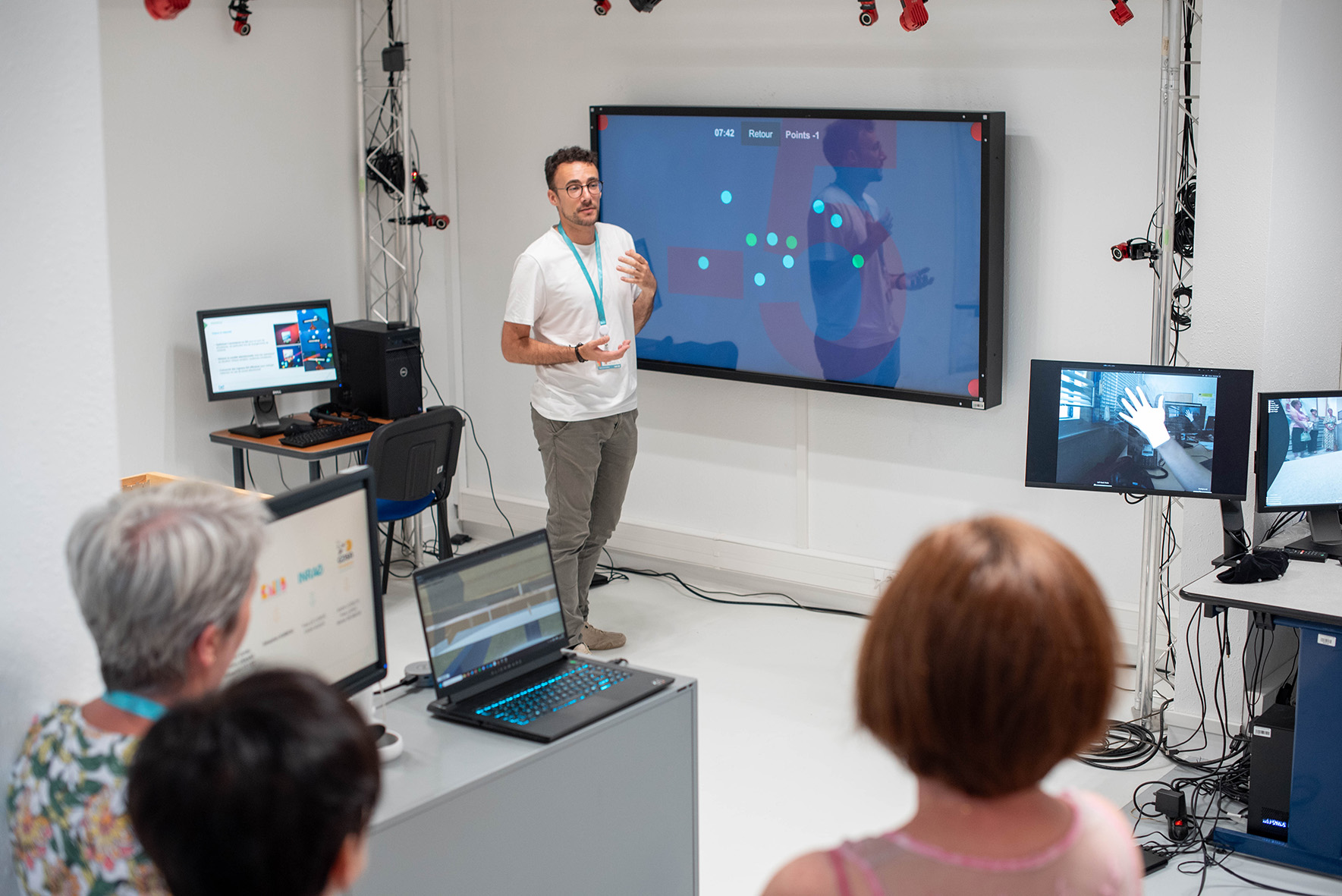 Présentation d’une démonstration de la plateforme CEXI-HA à un groupe de visiteurs
